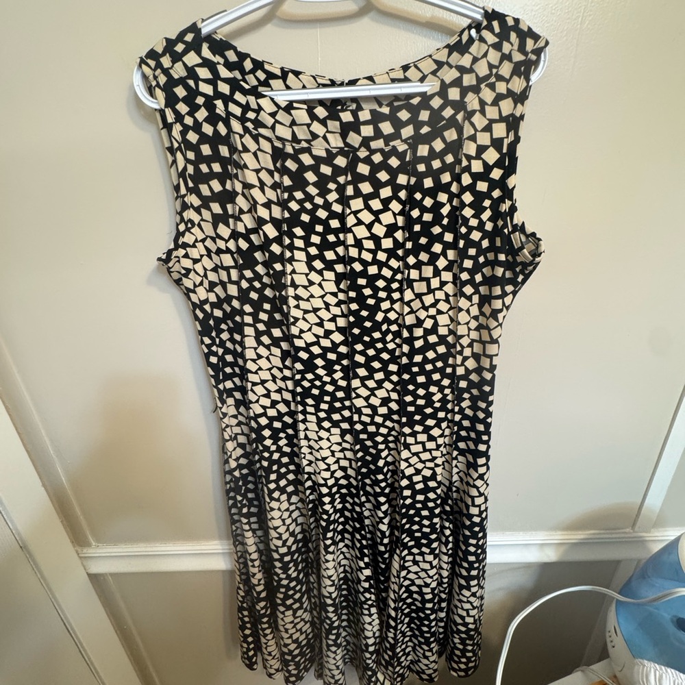 Forever 21 Black and Cream Geometric Midi Dress